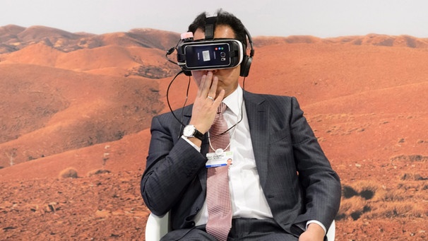 Virtual-Reality-Brille vorgestellt in Davos 2016 | Bild: picture-alliance/dpa