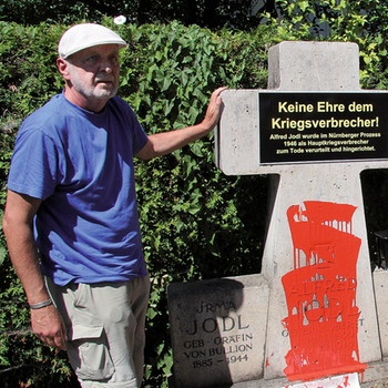 Wolfram Kastner nach seiner Farbaktion am "Jodl"-Grab auf der Fraueninsel im Chiemsee (2016) | Bild: ikufo