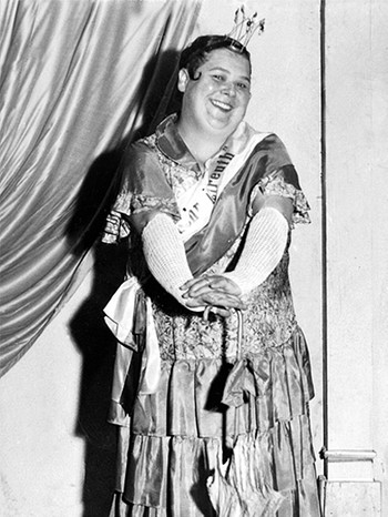 Bally Prell, die in den 1950/60er Jahren bekannte bayerische Volkssängerin, in dem Kostüm der 'Schönheitskönigin von Schneizlreuth'. | Bild: Berthold Fischer/Süddeutsche Zeitung Photo