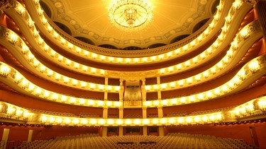 Blick von der Bühne in den Zuschauerraum des Nationaltheaters in der bayerischen Landeshauptstadt München | Bild: picture-alliance/dpa