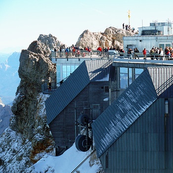 Aussichtsplattform auf der Zugspitze mit Besuchern | Bild: picture alliance/Rolf Wilms