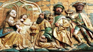 Die Anbetung des neugeborenen Jesuskindes durch die Heiligen Drei Könige wird in diesem geschnitzten Altarbild aus dem Jahre 1520 dargestellt | Bild: picture-alliance/dpa