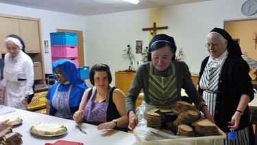 Jeden Abend helfen die  Schwestern zusammen, um die Brote vorzubereiten. Manchmal kommen auch junge Frauen aus dem Wohnheim zur Unterstützung. | Bild: Schwester Lucella Maria Werkstetter