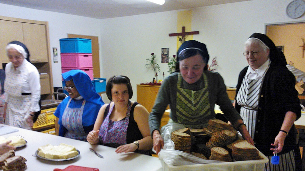 Jeden Abend helfen die  Schwestern zusammen, um die Brote vorzubereiten. Manchmal kommen auch junge Frauen aus dem Wohnheim zur Unterstützung. | Bild: Schwester Lucella Maria Werkstetter