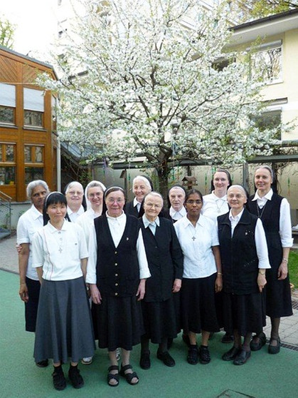 Die Schwestern vor dem Kirschbaum im Spielhof | Bild: Schwester Lucella Maria Werkstetter