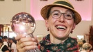 Martina Schwarzmann hält ihren Dialektpreis "Bairische Sprachwurzel" (Straubing, 13.08.2017) | Bild: picture-alliance/dpa/Armin Weigel