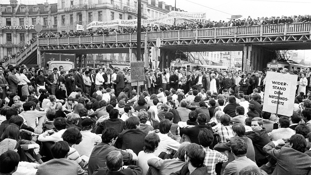 Demonstration gegen die Notstandsgesetze am Stachus in München 1968 | Bild: picture alliance/dpa/Klaus Heirler