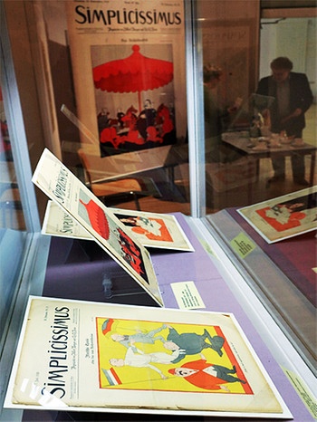 Historische Titelblätter des humoristisch-satirischen Magazins "Simplicissimus" in einer Ausstellung im Kulturhistorischen Museum in Magdeburg (2013) | Bild: picture-alliance/dpa