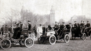 Fahrschüler und Fahrlehrer der "Ersten deutschen Autolenkerschule" vor dem Schloss Johannisburg in Aschaffenburg (ca. 1904) | Bild: picture-alliance/dpa