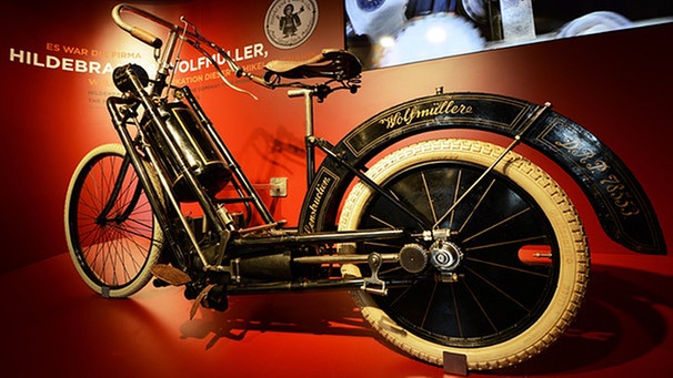Das erste zweirädrige motorisierte Fahrzeug (Motorrad) der Firma "Hildebrand & Wolfmüller" (1894-1896) | Bild: picture alliance/dpa/Swen Pförtner