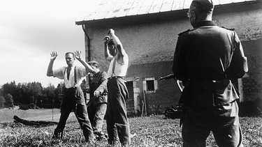 Westfront, Gefangennahme von Deserteuren durch Soldaten der Wehrmacht im 2. Weltkrieg | Bild: picture-alliance/akg-images