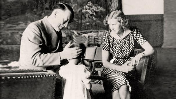 Adolf Hitler mit kleinem Mädchen und Eva Braun | Bild: picture-alliance/dpa
