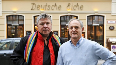 Dietmar Holzapfel (l.) und Josef Sattler, Geschäftsführer des Hotels und Gastronomiebetriebes "Deutsche Eiche" in München | Bild: Alessandra Schellnegger/Süddeutsche Zeitung Photo