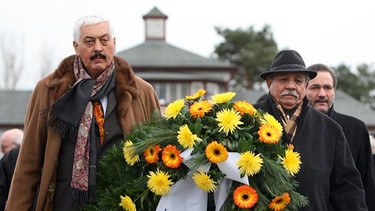 Hugo Höllenreiner (l.) auf einer Gedenkveranstaltung für ermordete Sinti und Roma im ehemaligen Konzentrationslager Sachsenhausen, 15.12.2005 | Bild: picture-alliance/dpa