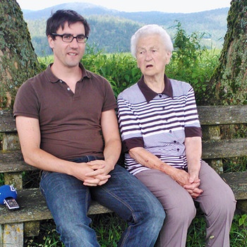 Peter Hofer und seine Großmutter Stilla Moritz | Bild: Heidi Wolf