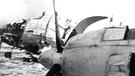 Mitglieder der BEA-Untersuchungskommission vor einem der schneebedeckten Flugzeugmotoren der abgestürzten Chartermaschine vom Typ "BEA-Elizabethan" (Archivfoto vom 7.2.1958) | Bild: picture-alliance/dpa