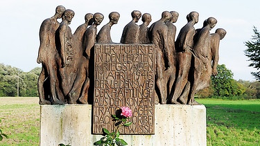 Mahnmal zur Erinnerung an den Todesmarsch der KZ-Häftlinge von Dachau 1945 | Bild: mauritius-images