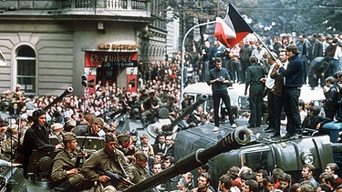 Prager Frühling 1968. Sowjetische Panzer werden von aufgebrachten Prager Bürgern umringt. | Bild: picture-alliance/dpa/Bildarchiv/CTK