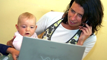 Mutter mit Baby telefoniert und arbeitet am Computer | Bild: picture-alliance/dpa