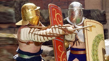 Zwei Gladiatorendarsteller in originalgetreuen Rüstungen von der Gruppe Dr. Marcus Junkelmann aus Ratzenhofen bei München | Bild: picture-alliance/dpa