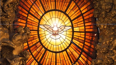 Fenster mit der Heilig-Geist-Darstellung im Petersdom in Rom | Bild: picture-alliance/dpa