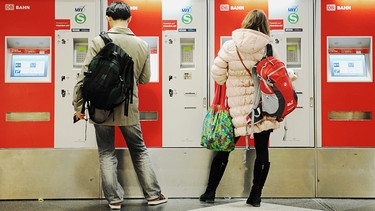 Mann und Frau mit Rucksäcken vor Fahrkartenautomaten in München | Bild: picture-alliance/dpa / Andreas Gebert