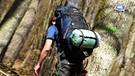 Wanderer mit großem Rucksack unterwegs auf dem Jakobsweg | Bild: picture-alliance/dpa / Klaus-Dietmar Gabbert
