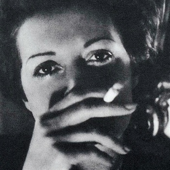Sybille Schmitz wie so oft mit Zigarette | Bild: Friedemann Beyer