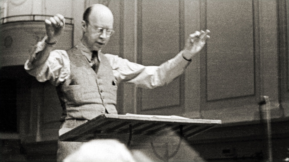 Der Komponist Sergei Prokofjew (1891-1953) dirigiert | Bild: Fine Art Images/Süddeutsche Zeitung Photo