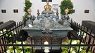 Das Grab König Ludwigs II. in der Gruft der Münchner Michaelskirche | Bild: picture-alliance/dpa/Felix Hörhager