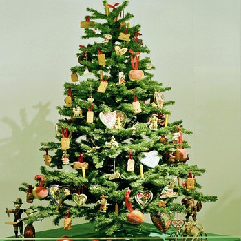 Weihnachtsbaum um 1845, geschmückt im Stil der Biedermeierzeit mit Essbarem, Tragant-Schmuck und Kerzen | Bild: picture-alliance/dpa/akg-images