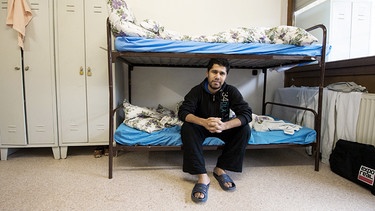 Der Syrer Yamen al Abdullah in seiner Asylunterkunft in Bayern | Bild: picture-alliance/dpa/Armin Weigel