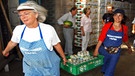 Mitglieder der Hilfsorganisation "Münchner Tafel" verladen auf dem Münchner Großmarkt gespendete Lebensmittel | Bild: picture-alliance/dpa