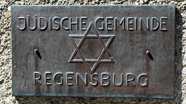 Ein Schild der Jüdischen Gemeinde in Regensburg | Bild: picture-alliance/dpa