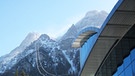 Die nach dem Brand 2003 neu erbaute Tiroler Zugspitzbahn - Blick von der Talstation Ehrwald (Tirol) zur Bergspitze. | Bild: Crux