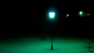 Eine Laterne beleuchtet eine Parkbank | Bild: Colourbox