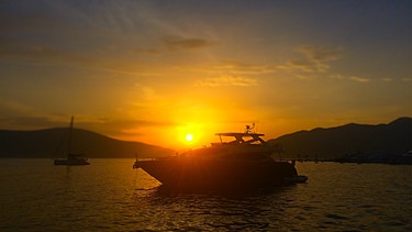 Yacht vor Sonnenuntergang | Bild: Colourbox