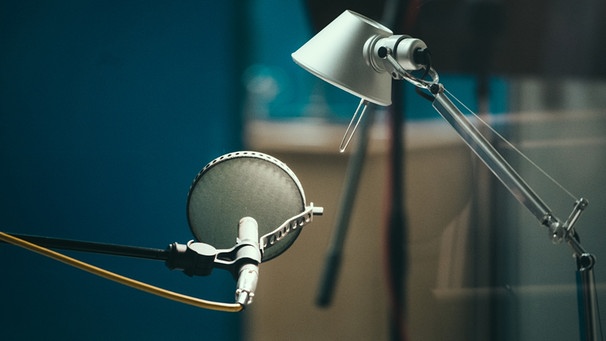 Ein Mikrofon in einem Tonstudio. | Bild: BR/Lisa Hinder