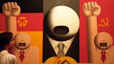 Ein Gemälde, das die offizielle Jubel-Kultur der DDR plakativ hinterfragt | Bild: picture-alliance/dpa