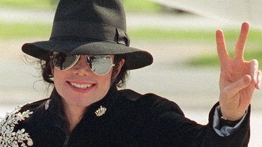 Michael Jackson zeigt Peace | Bild: dpa-Bildfunk/Kay Nietfeld
