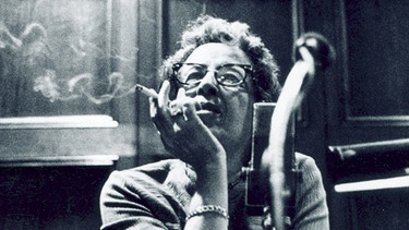 Eine Frau raucht | Bild: BR/Hannah Arendt Trust