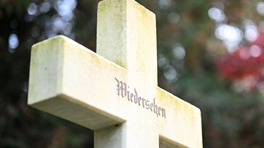 Ein Kreuz mit der Inschrift "Wiedersehen" | Bild: dpa-Bildfunk/Felix Kästle