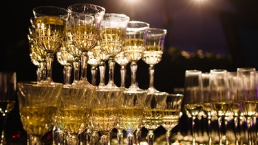 Golden leuchten die Champagnergläser | Bild: stock.adobe.com/KIFOR PRODUCTION