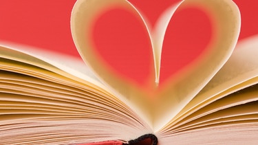 Ein Buch mit einem Herz aus Seiten | Bild: picture alliance / Bildagentur-online/Beg 
