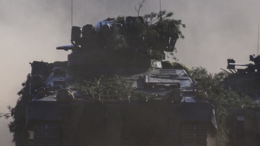 Zwei Schützenpanzer fahren über einen Waldweg | Bild: dpa-Bildfunk/Klaus-Dietmar Gabbert