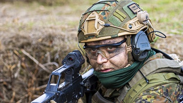 Soldat bei einer Gefechtsübung
| Bild: dpa-Bildfunk/Moritz Frankenberg
