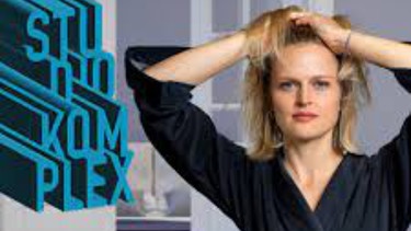 Eine blonde junge Frau steht hinter dem Schriftzug "Sexneutralität: Muss Sex immer kinky sein?" | Bild: HR