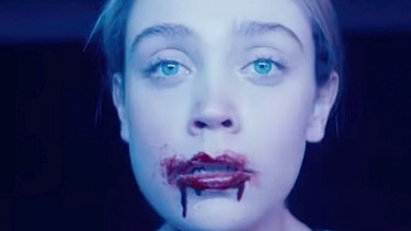 Eine junge, androgyne Frau mit Blut um den Mund | Bild: picture alliance/Courtesy Everett Collection