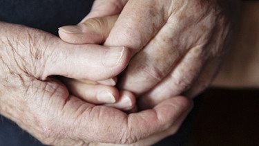 Ein paar alte Hände halten ein paar junge Hände  | Bild: Johanna Schlüter Fotografie 