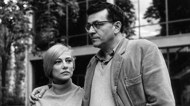 Der Schriftsteller Peter Weiss mit seiner Frau Gunilla Palmstierna-Weiss 1965 in Berlin | Bild: picture-alliance/dpa